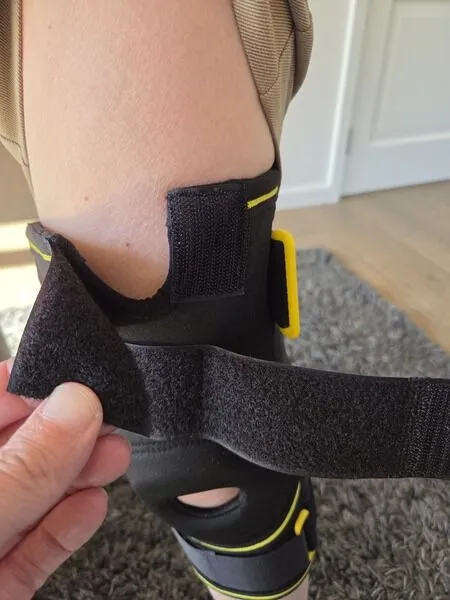 Novamed kniebrace voor bij knieartrose/gonartrose aanlsuitingen klittenband, getest door fysioengezond.nl