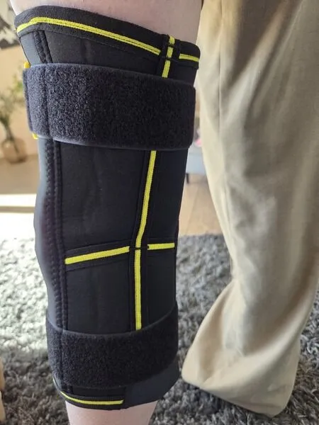 Novamed kniebrace voor bij knieartrose/gonartrose achterkant om been, getest door fysioengezond.nl