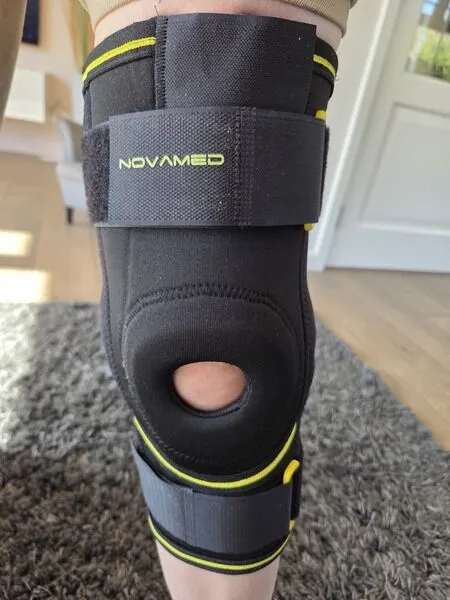 Novamed kniebrace voor bij knieartrose/gonartrose voorkant om been, getest door fysioengezond.nl