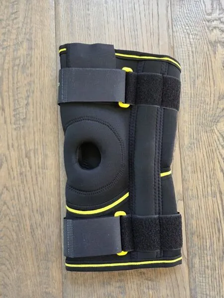 Novamed kniebrace voor bij knieartrose/gonartrose voorkant, getest door fysioengezond.nl