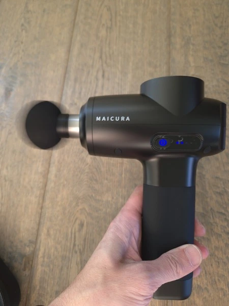 Maicura Pro Gen2 in werking in hand met balkop, getest door fysioengezond.nl