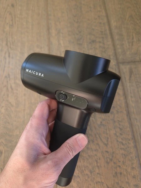Maicura Pro Gen2 massage gun met startknop, getest door fysioengezond.nl
