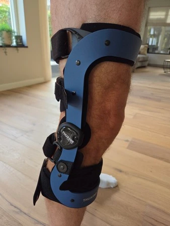 Thuasne Rebel kniebrace zijaanzicht aan knie in extensie stand, getest door fysioengezond.nl
