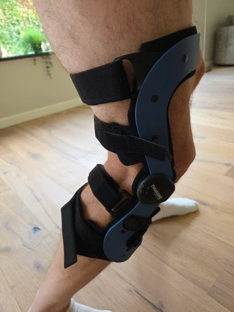 Thuasne Rebel kniebrace zijaanzicht om knie in flexie stand, getest door fysioengezond.nl