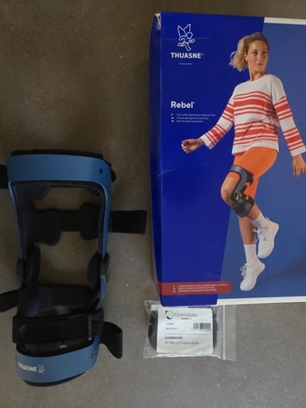 Thuasne Rebel kniebrace unboxing met doos, brace en extension grips, getest door fysioengezond.nl