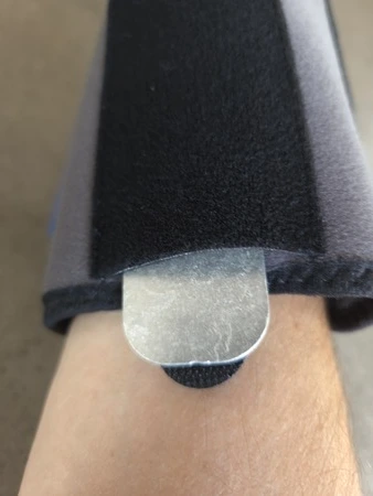 Thuasne Ligaflex Classic polsbrace alluminium balein met klittenband houder, getest door fysioengezond.nl