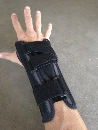 Thuasne Ligaflex Classic polsbrace bovenzijde aanzicht om pols, getest door fysioengezond.nl