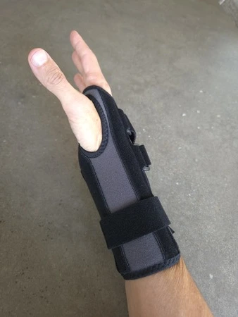 Thuasne Ligaflex Classic polsbrace duimzijde aanzicht om pols, getest door fysioengezond.nl