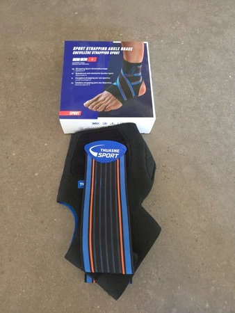 Thuasne Sport enkelbrace unboxing met doos en brace op tafel, getest door fysioengezond.nl