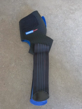 Thuasne Sport enkelbrace voorkant op tafel, getest door fysioengezond.nl