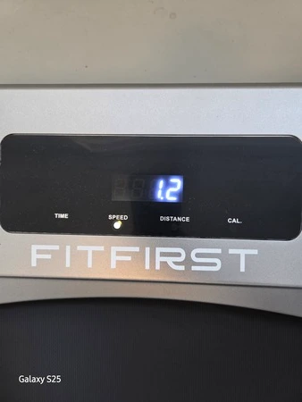 FitFirst Walker loopband in werking tijdens het wandelen, getest door fysioengezond.nl