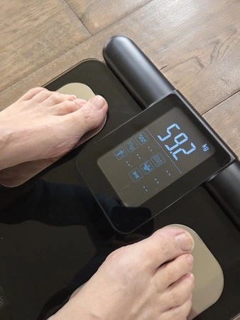 Sacoma Ultra Personenweegschaal gewicht meting met voeten op sensoren, getest door fysioengezond.nl