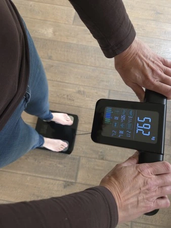 Sacoma Ultra Personenweegschaal met hendel met sensoren voor meting vetpercentage, botmassa etc, getest door fysioengezond.nl
