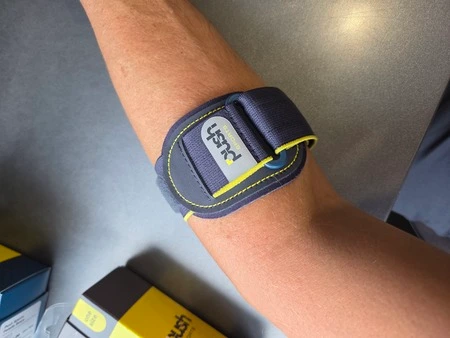 Push Sports elleboogbrace dragend om elleboog links, getest door fysioengezond.nl