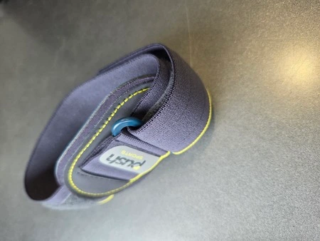 Push Sports elleboogbrace op tafel totaal aanzicht, getest door fysioengezond.nl
