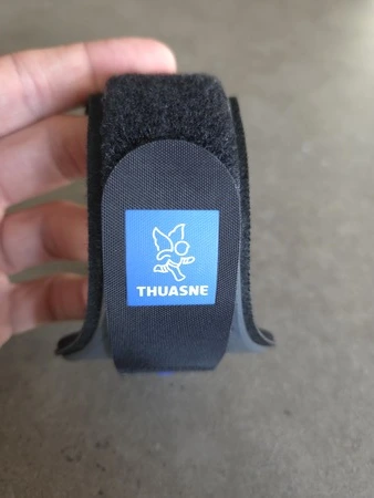 Thuasne Epimed elleboogbrace klittenband aanzicht, getest door fysioengezond.nl