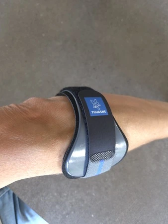 Thuasne Epimed elleboogbrace op onderarm zijkant, getest door fysioengezond.nl