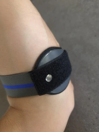 Thuasne Epimed elleboogbrace op onderarm, getest door fysioengezond.nl