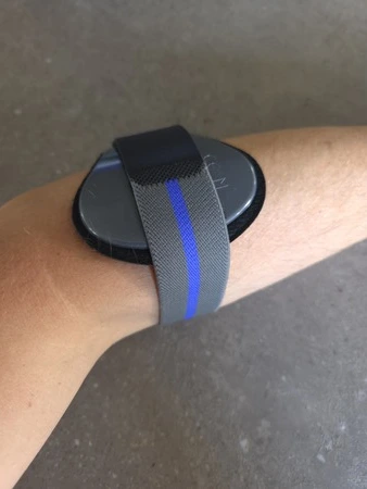 Thuasne Epimed elleboogbrace op onderarm bovenzijde, getest door fysioengezond.nl