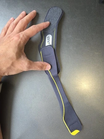 Push Sports patellabrace uitgeklapt op tafel bovenzijde, getest door fysioengezond.nl