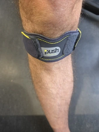 Push Sports patellabrace dragend om knie, getest door fysioengezond.nl