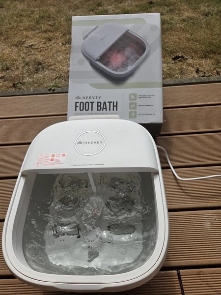 Heevey voetenbad met water aangezet op vlonderterras van Martijn (Fysioengezond.nl test)