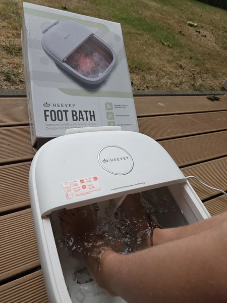 Heevey voetenbad met water in gebruik met Martijn (Fysioengezond.nl test)