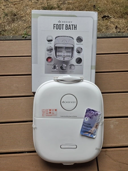 Heevey voetenbad unboxing met pedicure korrels op vlonderterras van Martijn (Fysioengezond.nl test)