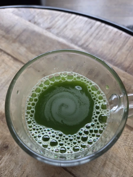 Joy of Matcha poeder opgelost met water als thee in glas (Fysioengezond.nl test)