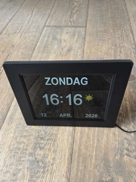 Pora&Co dementieklok in werking met datum en tijd, getest door fysioengezond.nl