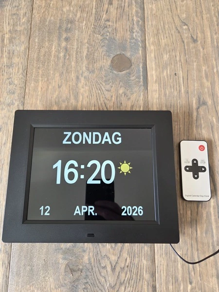 Pora&Co dementieklok in werking met afstandsbediening, getest door fysioengezond.nl