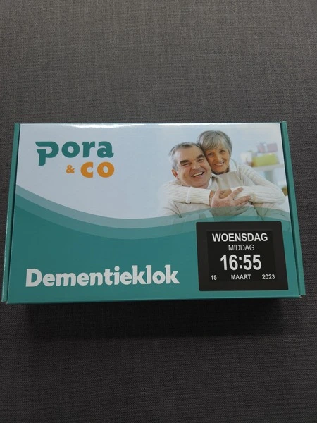 Pora&Co dementieklok voorkant verpakking doos, getest door fysioengezond.nl