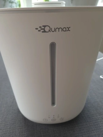 Qumax luchtbevochtiger voorkant met stekker, getest door fysioengezond.nl