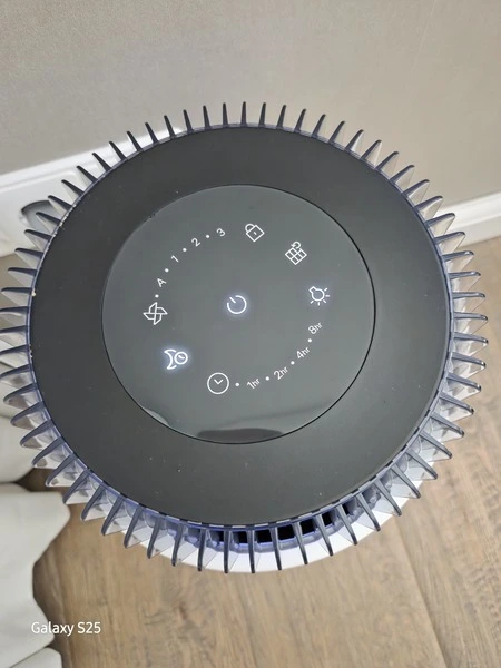 Coway Airmega 100 bediening bovenkant op vloer bij Martijn (Fysioengezond.nl test)