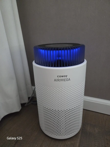 Coway Airmega 100 blauwe led verlichting in woonkamer van Martijn (Fysioengezond.nl test)