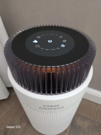 Coway Airmega 100 staand op vloer bij Martijn (Fysioengezond.nl test)