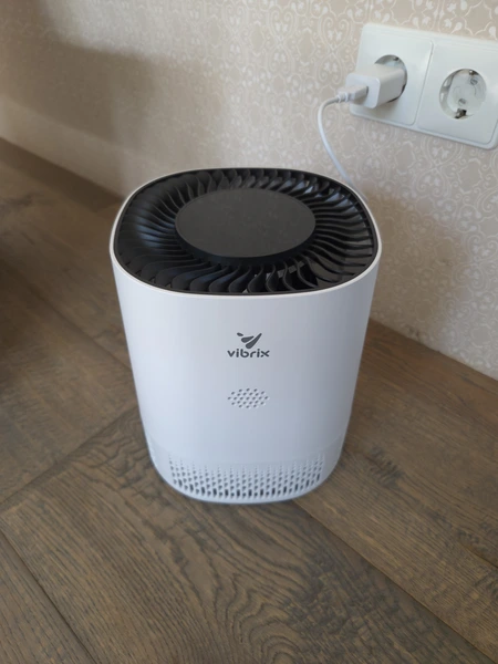 Vibrix PureFlow 15 staand in de slaapkamer van Martijn (Fysioengezond.nl test)