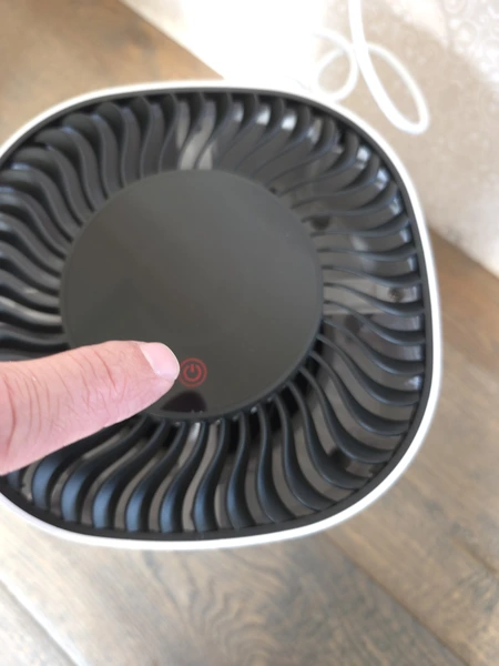 Vibrix PureFlow 15 vinger van Martijn op powerknop (Fysioengezond.nl test)