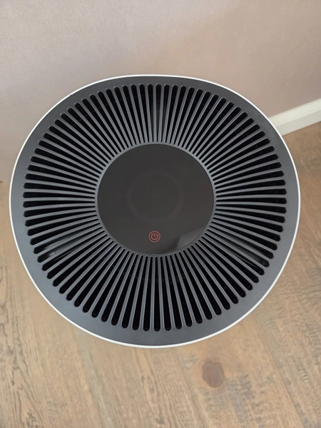 Vibrix PureFlow 70 bovenkant met aanknop zichtbaar in woonkamer van Martijn (Fysioengezond.nl test)