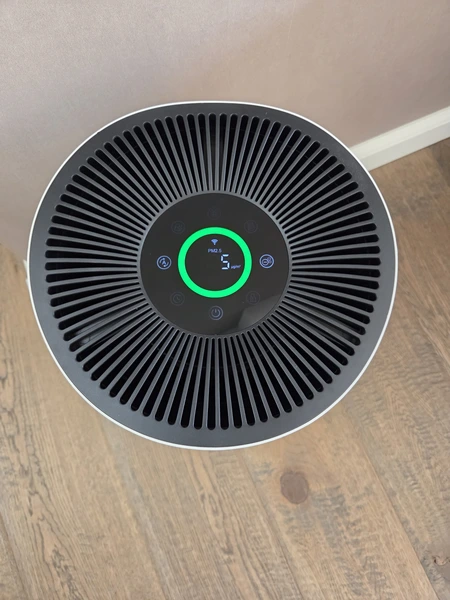 Vibrix PureFlow 70 bovenkant met opties in woonkamer van Martijn (Fysioengezond.nl test)