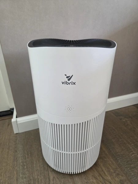 Vibrix PureFlow 70 staand in woonkamer van Martijn (Fysioengezond.nl test)