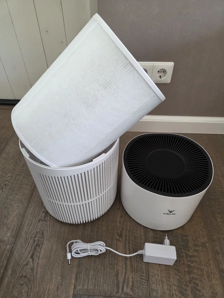 Vibrix PureFlow 70 unboxing met filter en stekker in woonkamer van Martijn (Fysioengezond.nl test)
