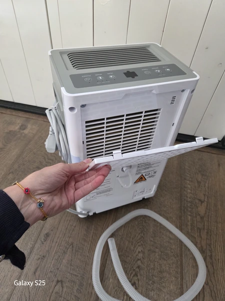 Vibrix DryFlow 6 achterkant apparaat in kamer van Martijn (Fysioengezond.nl test)
