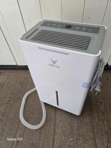 Vibrix DryFlow 6 close up voorkant in kamer van Martijn (Fysioengezond.nl test)