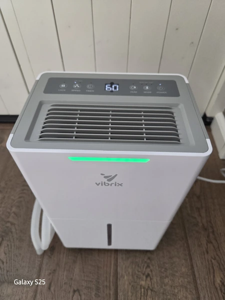 Vibrix DryFlow 6 met groene led verlichting in kamer van Martijn (Fysioengezond.nl test)