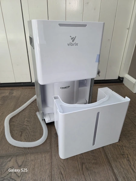Vibrix DryFlow 6 waterreservoir in kamer van Martijn (Fysioengezond.nl test)