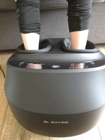 Elsuvon voetmassage apparaat met voeten erin aan de voorkant, getest door fysioengezond.nl