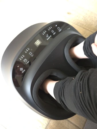Elsuvon voetmassage apparaat met voeten erin, getest door fysioengezond.nl
