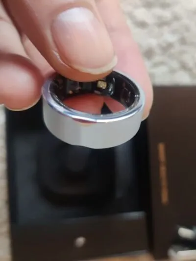 Kuno Ring 2 smart ring close up in hand van Martijn (Fysioengezond.nl test)