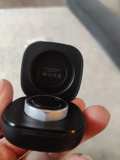 Kuno Ring 2 smart ring in oplaadstation in hand van Martijn (Fysioengezond.nl test)